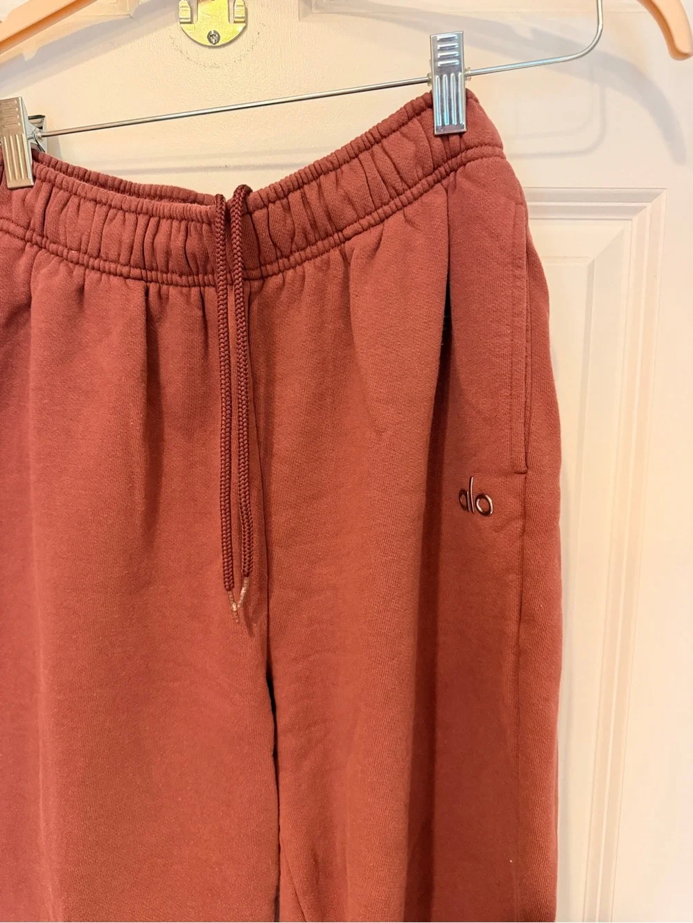 ALO Yoga Accolade Straight Leg Sweatpants in Burgundy Truffle size small